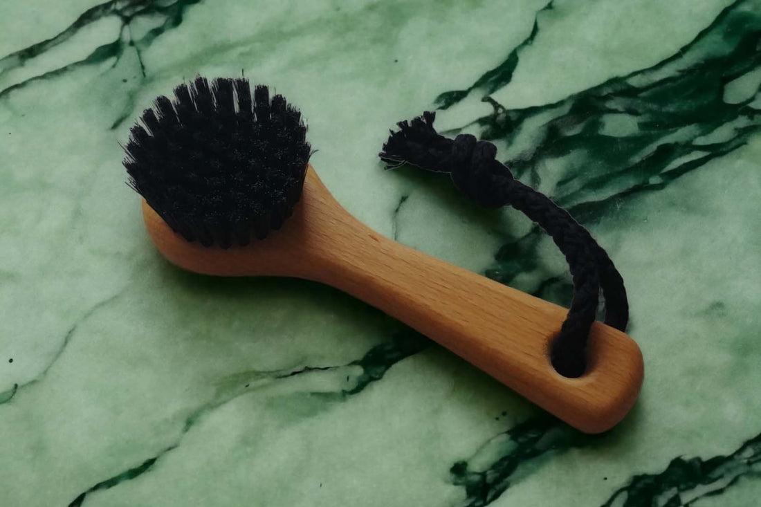 Metanoia Trockenbürste von Aninsu auf einer grünen Marmorplatte