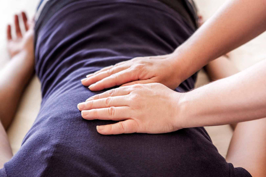 Nahaufnahme von Händen während einer Reiki-Sitzung