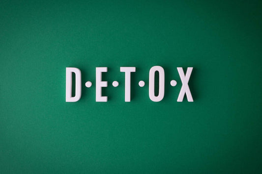 Das Wort DETOX auf dunkelgrünem Hintergrund