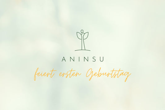 Aninsu feiert ersten Geburtstag; Logo von Aninsu auf hellgrünem Hintergrund