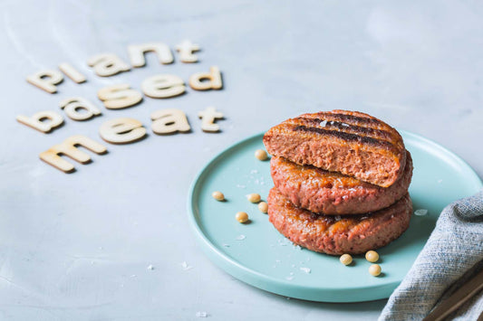 Veganes Burgerfleisch bzw. Pattys angerichtet auf einem Teller