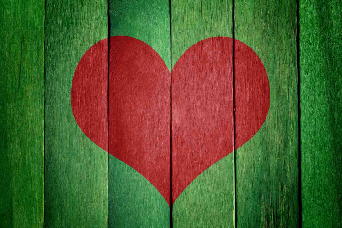 Rotes Herz auf grünen Holzlatten
