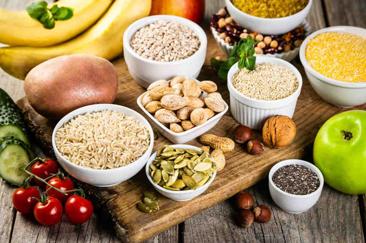 Zutaten für eine vegane Ernährung wie Hülsenfrüchte, Reis und Früchte