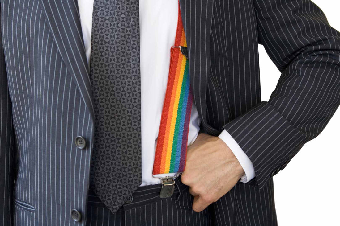 Mann im Anzug mit Regenbogen-Hosenträger