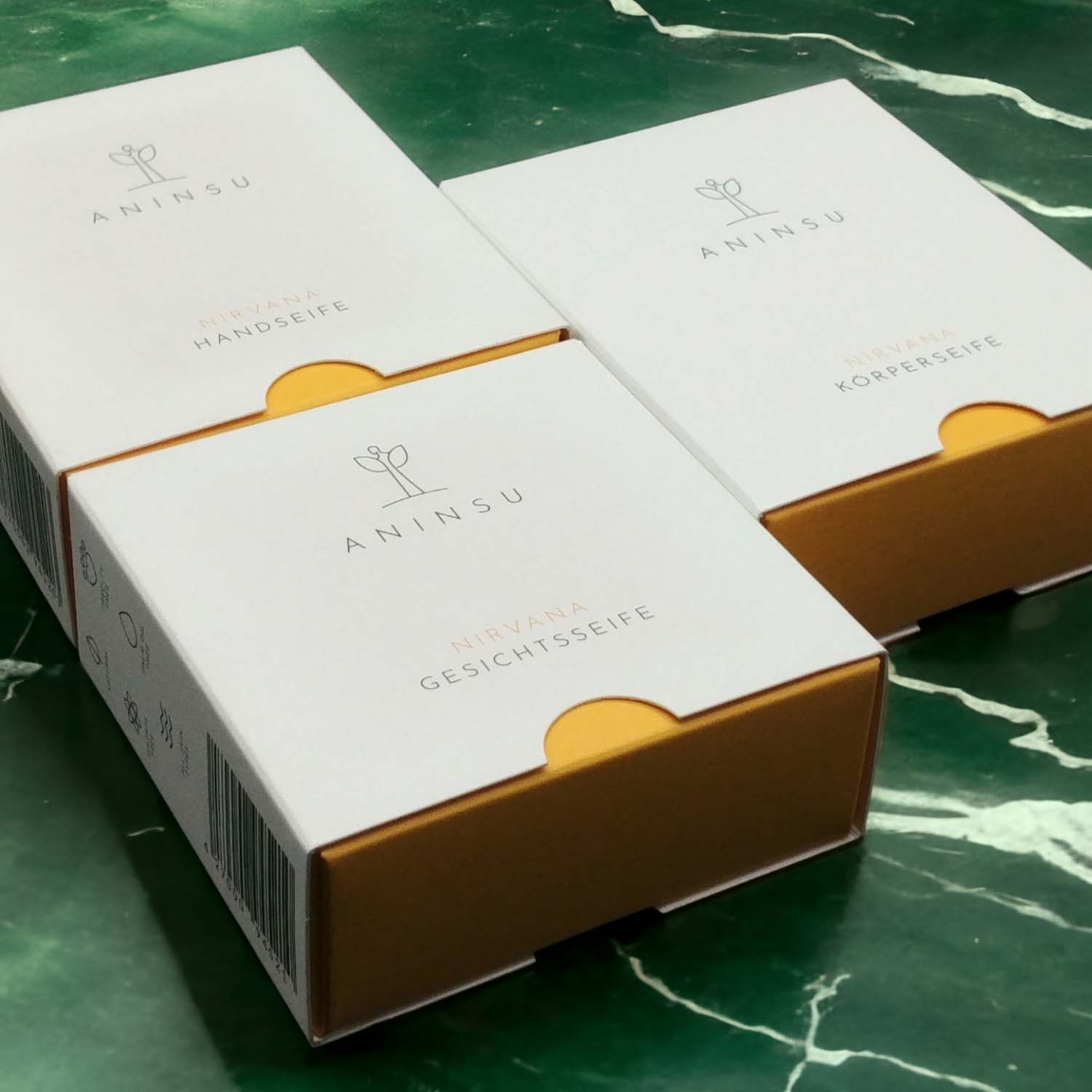 Nirvana Seifentrio von Aninsu: Verpackungen auf grünem Marmor liegend